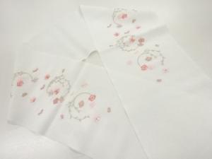 未使用品　縮緬地　花丸文様刺繍半衿